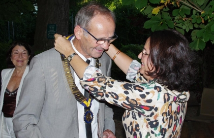 Remise du collier par Sylvaine JOLY à Christian GUILLARME